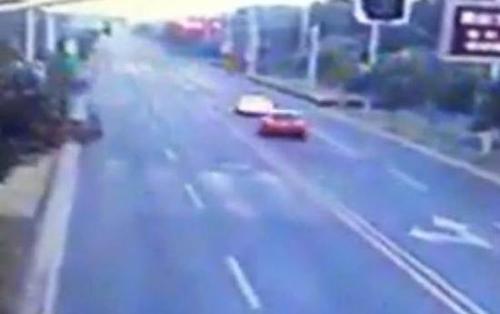 事故监控画面，前方白车色为教练车。 视频截图