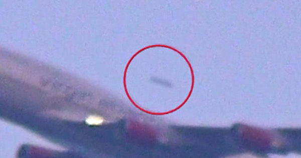 纽约肯尼迪机场惊现UFO-高速超过正在起飞客机2