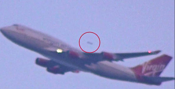 纽约肯尼迪机场惊现UFO-高速超过正在起飞客机3