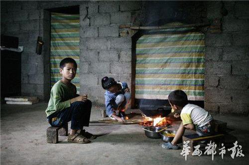 木苦依伍木与两个弟弟生火做饭