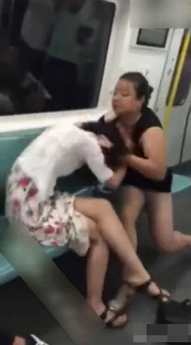 图为两女子打架的视频截图。