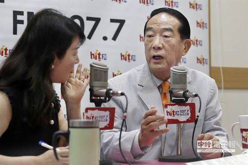 宋楚瑜右7日接受台湾媒体人周玉蔻左广播节目专访