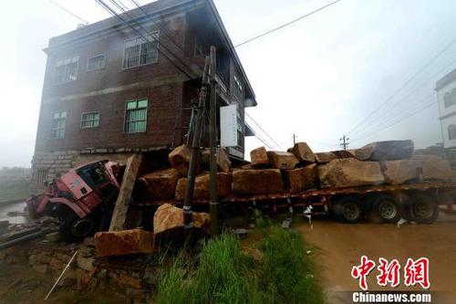 　大货车撞进路边一座民房。　王东明　摄