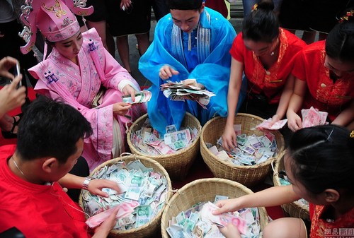 　图为景区工作人员将铲车运来清点钞票。1