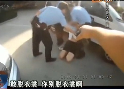 三名警察一起制止了她的行为。