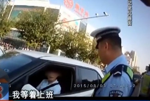 也拒绝靠边停车，堵在路中间。