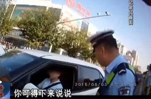 　该女子停车堵住路口拒不下车。