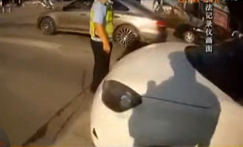 　可该女子却突然发动车辆向前走，与一名协警察发生擦碰。