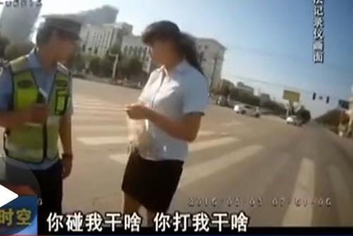 　随后协警在争执时抬手碰到了她。