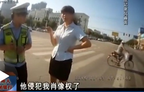 　最初该女子称警察拿执法记录仪拍她是侵犯了她的肖像权。
