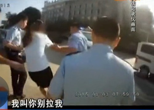 该女子仍然挣扎不予配合。