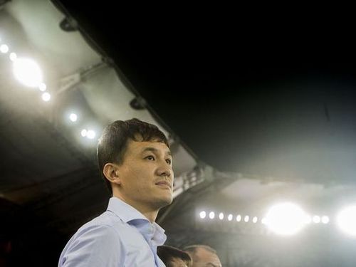 图为四强赛上郝伟在场边观战。新华社记者肖艺九摄