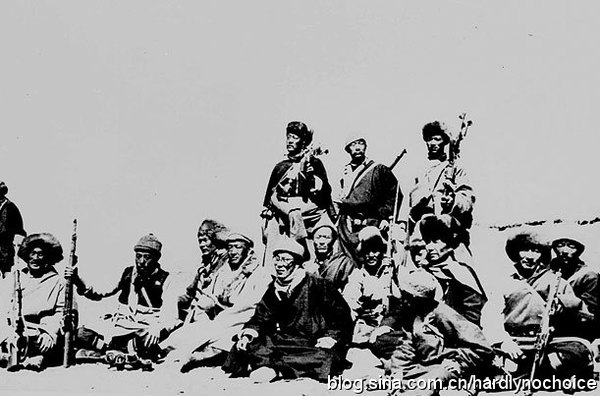 1959年，乔装成农民的达赖喇嘛在中情局训练的特务人员的陪同下逃往印度。图片来源：凤凰网