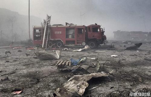 目前，跃进路上还停放着大量被爆炸毁的大货车，有些车辆仍处于点火状态。京华时报 韩天博 潘之望 摄