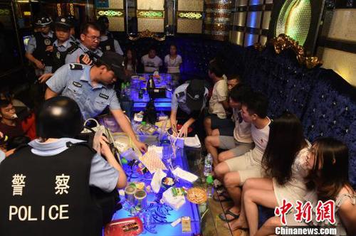 广东警方突击汕尾海丰涉毒娱乐场所，查获涉毒嫌疑人113名。景国民 摄