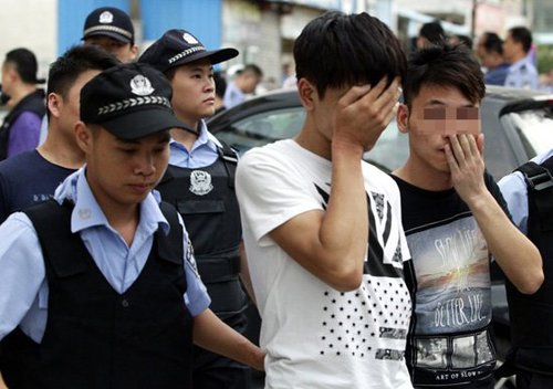 　广东警方突击汕尾海丰涉毒娱乐场所。广州日报记者 张伟清邵权达摄影1