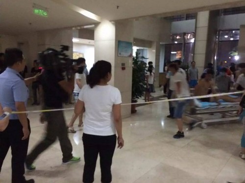 医院附近的私家车车主，排队免费送伤者转院。