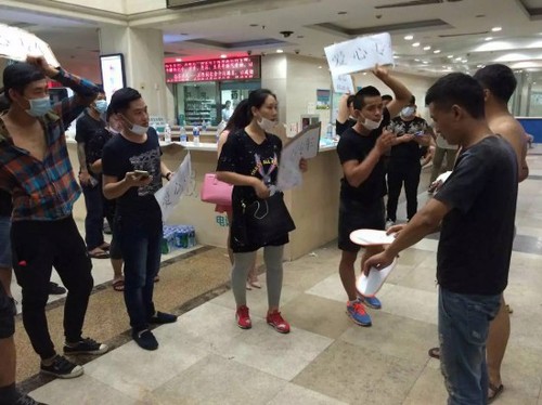 天津武警医院一位受伤的消防队员。据新闻记者了解，该名消防队员为海港支队队员，他是第一波到达爆炸现场的，目前主要是眼角膜受伤。致敬！