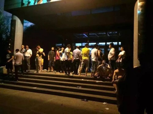 图为排队献血的人们