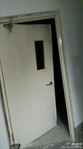 天津爆炸仓库附近的海港城小区业主fate：“我们海港城的爆炸后的楼道。”