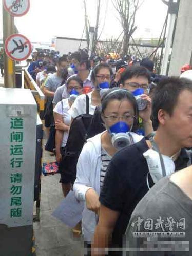 8月17日，爆炸事故中悲伤离家的居民们，在武警滨海新区支队官兵的护送下，开始陆续返回家中清整物品。via军报记者