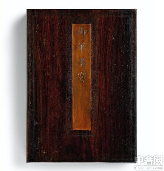 清乾隆时期的缂丝御笔墨宝咏西湖景诗册(824万港元)