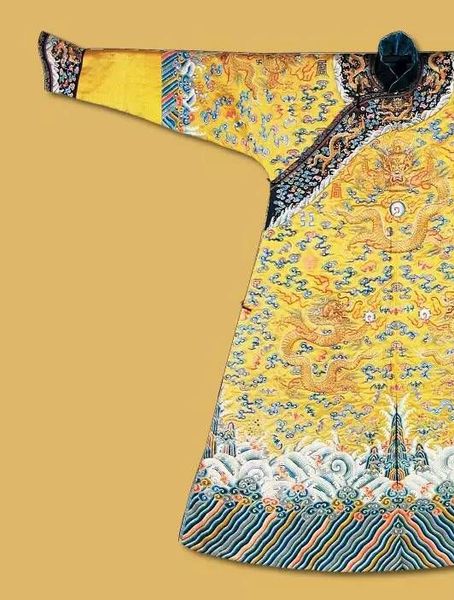 清石青缎彩绣平金团龙衮服