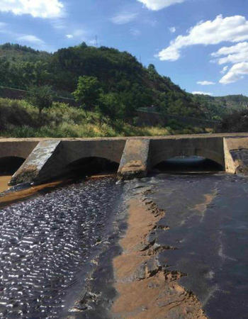 组图：陕西延安挖掘机将输油管挖破 原油流入延河