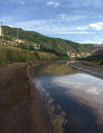组图：陕西延安挖掘机将输油管挖破 原油流入延河