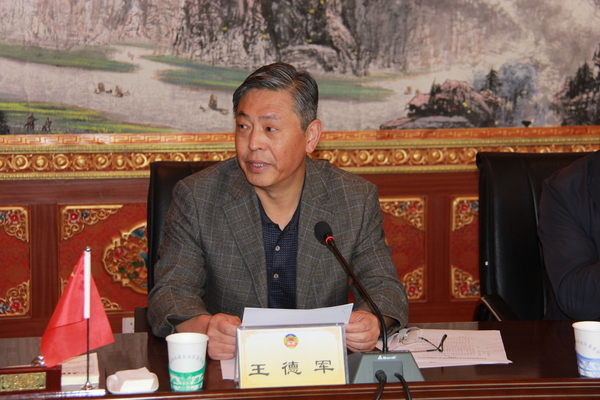 西藏自治区政协机关党组成员、办公厅巡视员王德军主持捐赠仪式