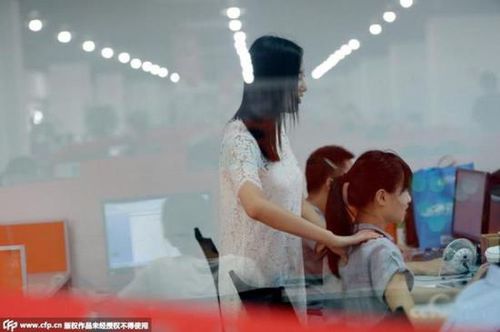 女子当程序员鼓励师 颜值高会卖萌月薪可达8千