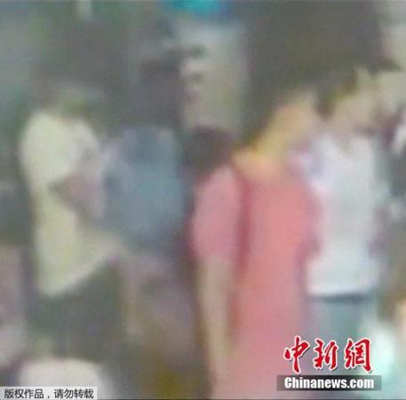 当地时间8月19日，泰国警方发言人宣布在监控录像上发现了另外两名可能是泰国曼谷爆炸事件的嫌疑人。此前，警察已经发现了一名嫌疑人，并公布其画像。