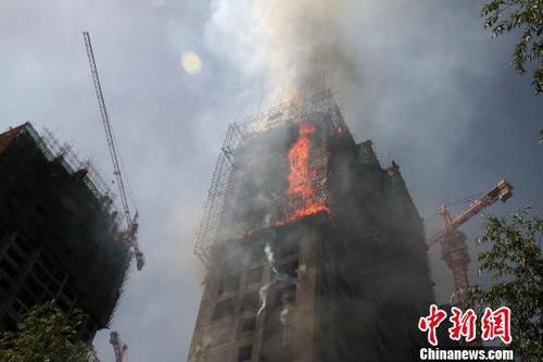 图为起火的在建楼盘。 钟欣 摄