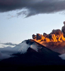 厄瓜多尔科多帕希火山持续喷发 浓烟滚滚蔽日遮天
