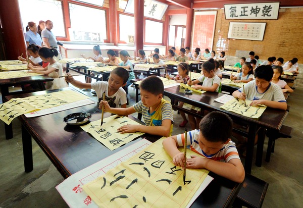 　　八月十五日，北京高碑店首届中国书画艺术节在高碑店国粹书画艺术区拉开帷幕。在科举匾额博物馆，高碑店小学的同学通过学做拓片、诵读弟子规、中国绘画书法等课程学习传统文化。本报记者 贾宁 摄