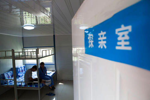 　门上的“探亲室”字样。