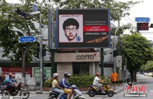曼谷街头的一个电子广告牌上，打出了曼谷爆炸案嫌疑人的通缉令。