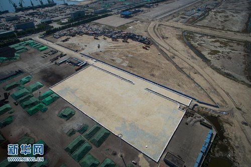 8月27日消息，日前，一个占地总面积约2万平方米的防渗池在距离天津港爆炸事故核心区约4公里处的天津港海铁一号路建成，用于存放从事故现场清理出的污染土。 新华社记者 郭昱 摄