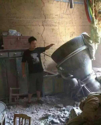 火箭残骸坠入民宅房顶砸出大洞.