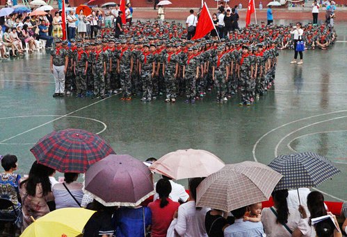 2015年8月28日，河南省郑州市，郑州市第八中学会操表演当天突降大雨，但是同学们在雨中坚持完成了会操表演。
