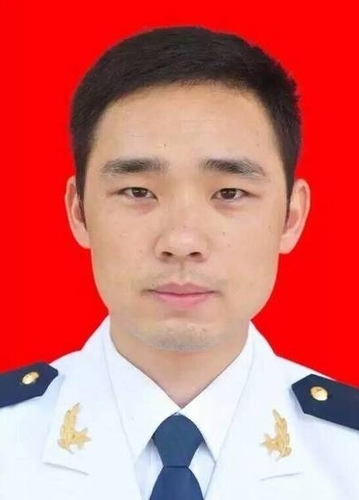 图为四级军士长梅雄生前照片。