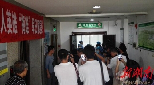 图为市民在走廊等待送梅雄最后一程。