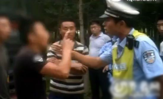 男子大骂交警 坑儿大喊“我儿子是国防生”