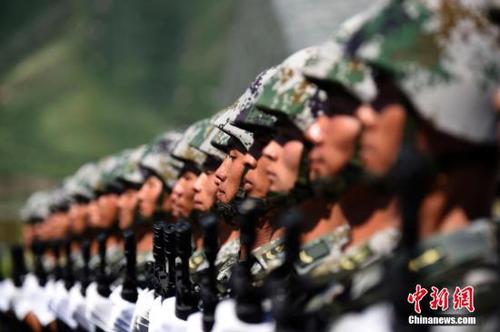 资料图：8月22日，阅兵徒步方阵正在紧张训练。 中新社发 廖攀 摄