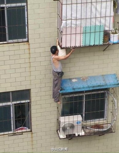 托举爷爷 托举大爷 男童被卡阳台护栏 托举被卡男童 1