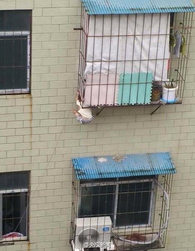 托举爷爷 托举大爷 男童被卡阳台护栏 托举被卡男童 2