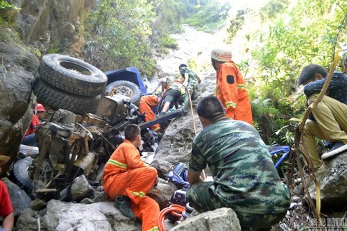 翻下山崖瞬间推出儿子 农用车翻下山崖 父亲推出儿子 遇难