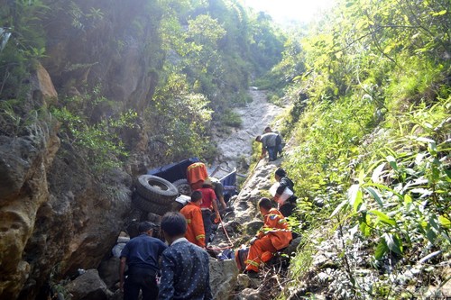 翻下山崖瞬间推出儿子 农用车翻下山崖 父亲推出儿子 遇难1