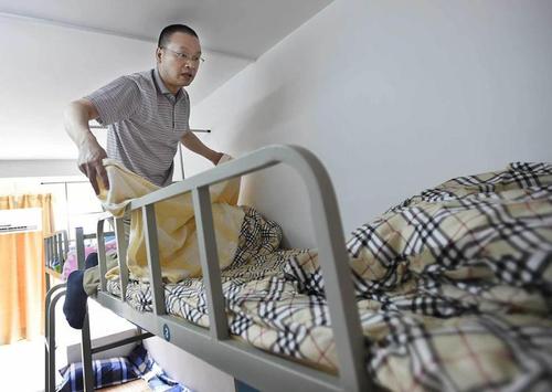 42岁男子考回母校 大叔高考 大叔当新生2
