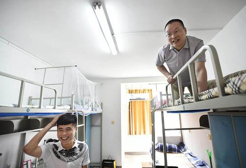 42岁男子考回母校 大叔高考 大叔当新生3